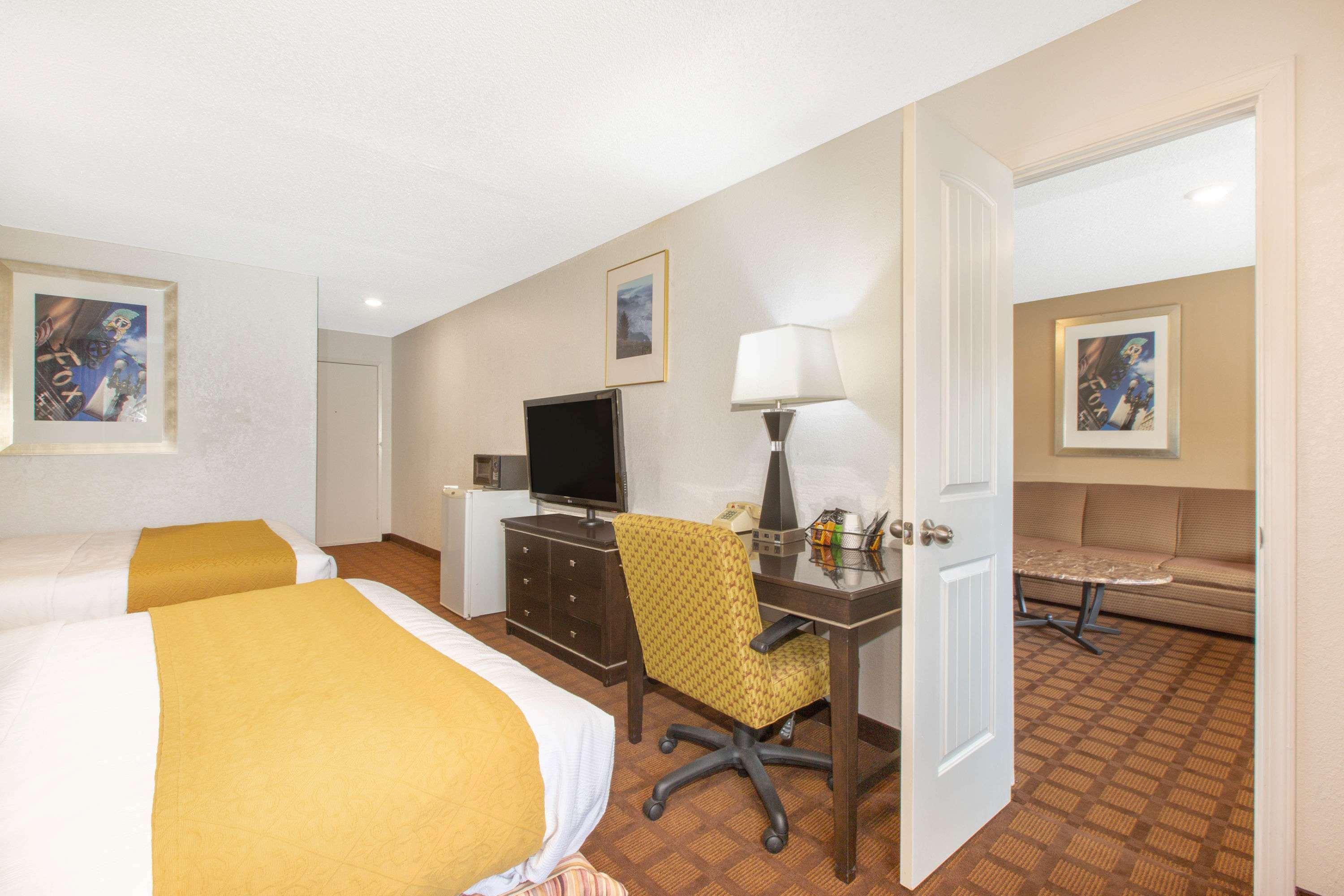 Baymont by Wyndham Roseburg Hotel Bagian luar foto