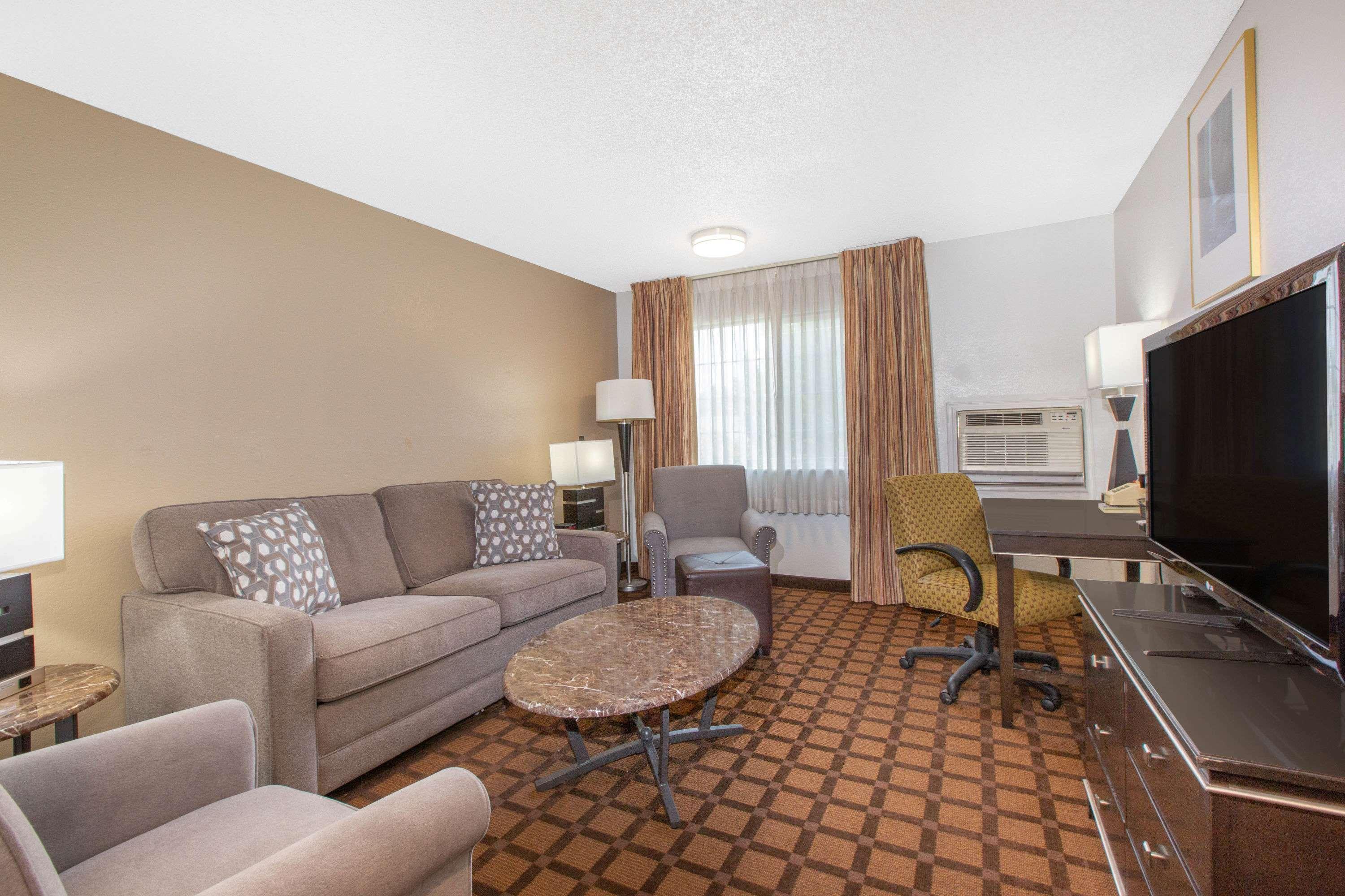 Baymont by Wyndham Roseburg Hotel Bagian luar foto
