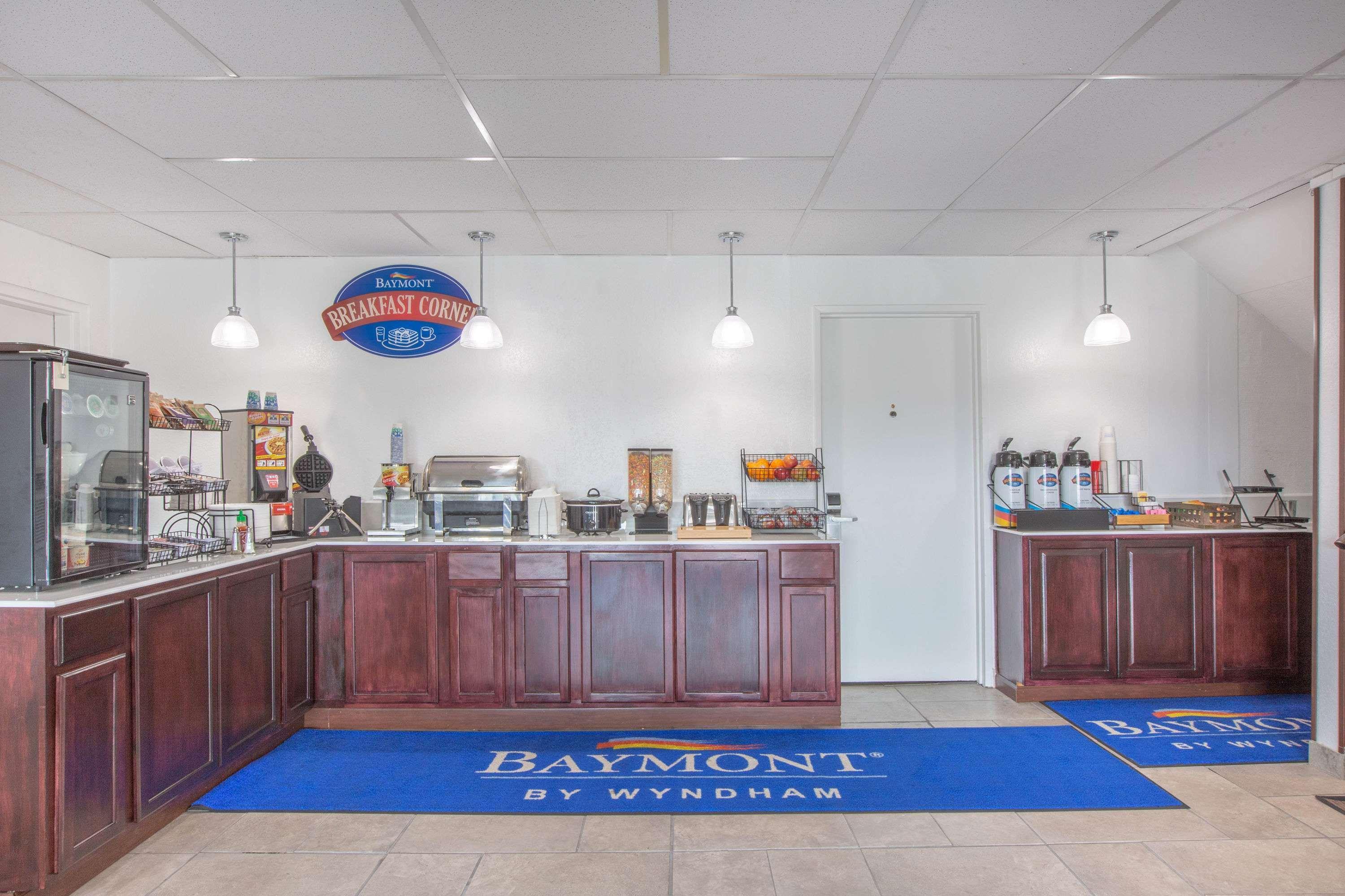 Baymont by Wyndham Roseburg Hotel Bagian luar foto